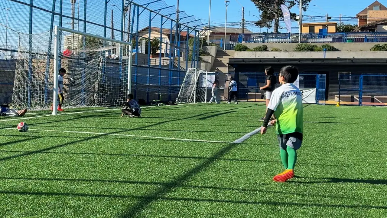 Fotograma real de una sesión de fútbol usada por ENTRENADOR para medir la trayectoria y la velocidad de un tiro.